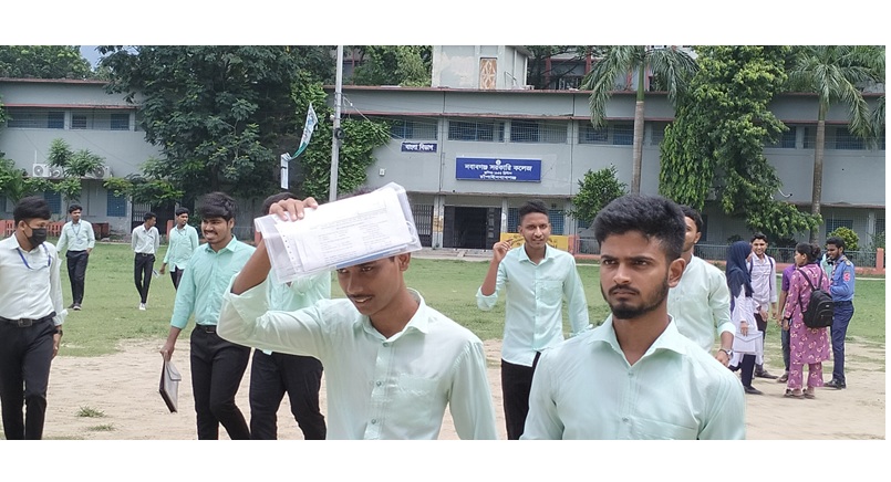 চাঁপাইনবাবগঞ্জ এইচএসসি এবং সমমানের পরীক্ষার প্রথমদিন অনুপস্তিত ২০৮ জন